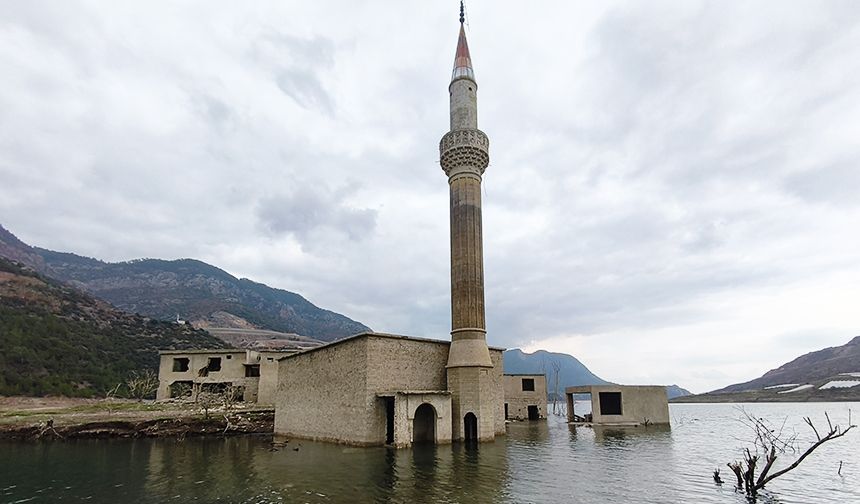 Sular altındaki minare ilgi çekiyor