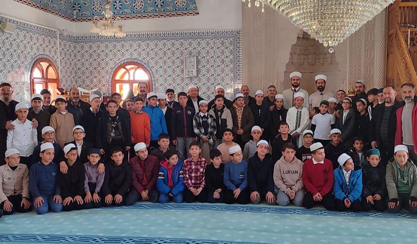 Mihrapta ve minberde gençler var