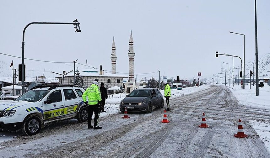 BAYBURT-ERZURUM KARA YOLU ÇIĞ NEDENİYLE ULAŞIMA KAPANDI