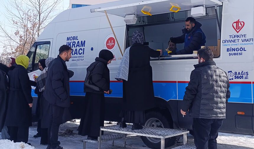 TDV Mobil İkram Aracı üniversiteli gençlerin hizmetinde