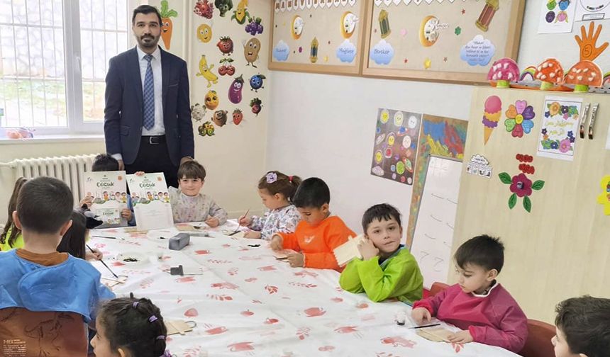 Miniklere 'Diyanet Çocuk' takvimi hediye edildi