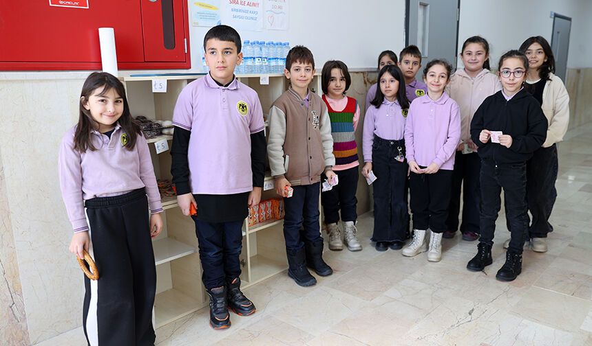 İLKOKULDAKİ KASİYERSİZ "DÜRÜSTLÜK DOLABI" KASA FAZLASI VERDİ