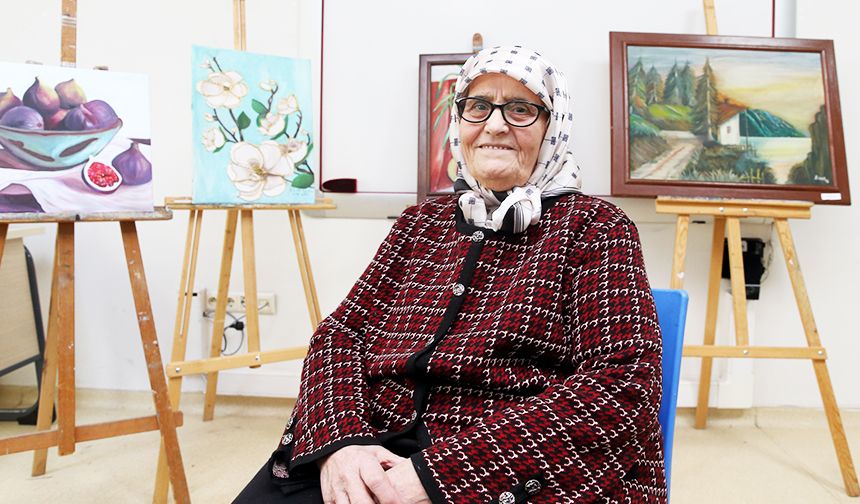 81 Yaşındaki Esme teyze eğitim sevgisiyle örnek oluyor