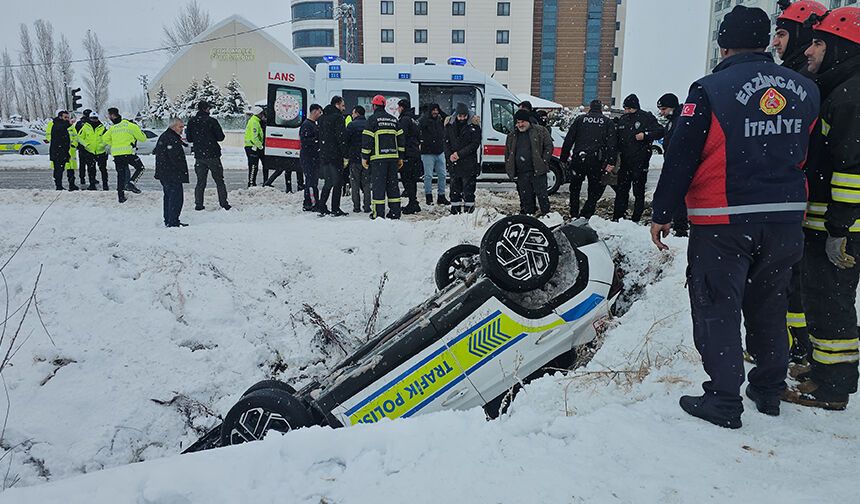 Erzincan'da polis aracının devrilmesi sonucu 2 memur yaralandı