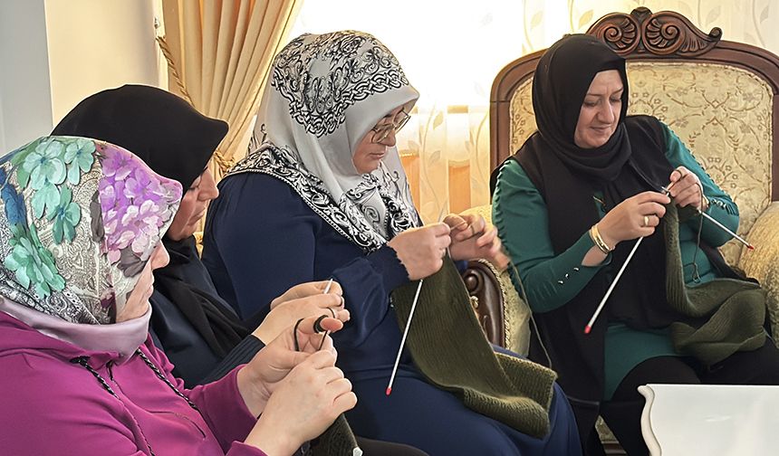 MEHMETÇİK İÇİN DUALARLA ÖRÜYORLAR