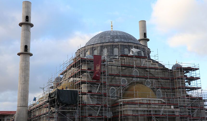 FRANSA'DA İSLAMOFOBİYE RAĞMEN CAMİYE BÜYÜK DESTEK
