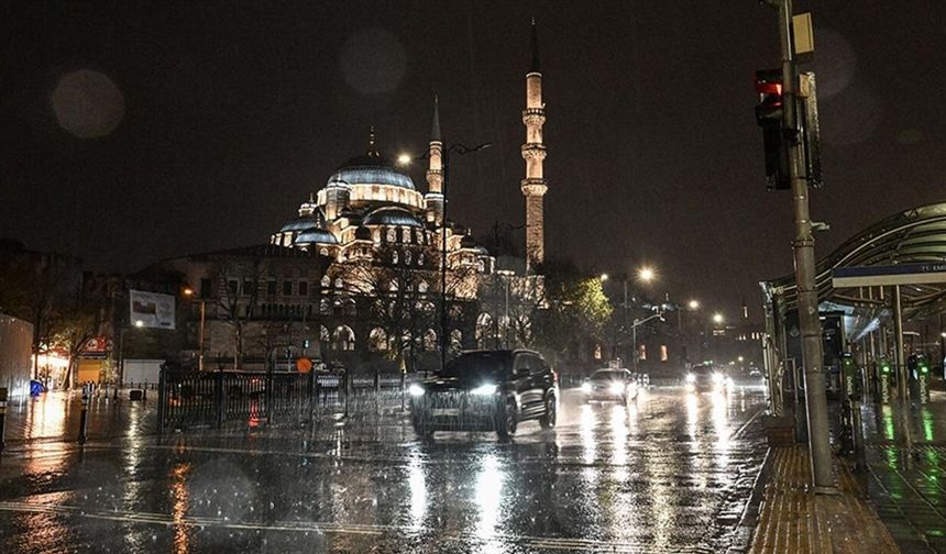 Kuvvetli yağmur ve şiddetli rüzgar İstanbul'da etkili oluyor