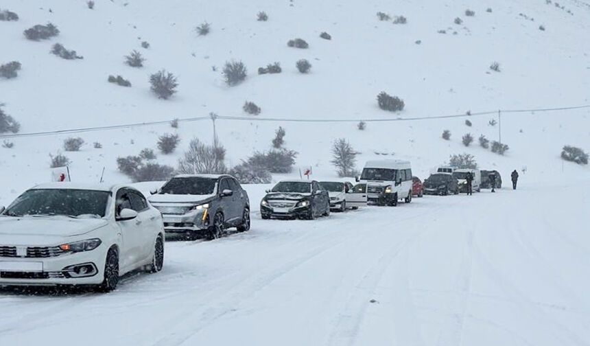 Gümüşhane-Erzincan kara yolu kar yağışı nedeniyle trafiğe kapatıldı