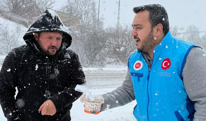 Din görevlilerinden yolda kalanlara sıcak ikram
