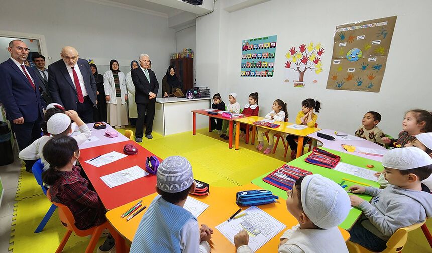 Şahin, Kumluca'da miniklerle bir araya geldi