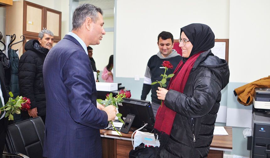 Muş'a atanan öğretmenler güllerle karşılandı