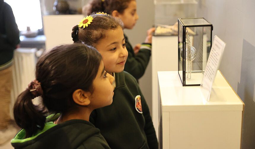 Kırsal mahalledeki öğrencileri için okula müze kurdular