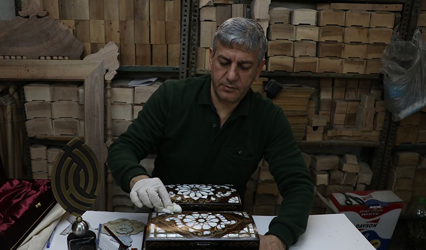 Gaziantepli "Yaşayan İnsan Hazinesi" sedef kakmayı yaşatmaya çalışıyor