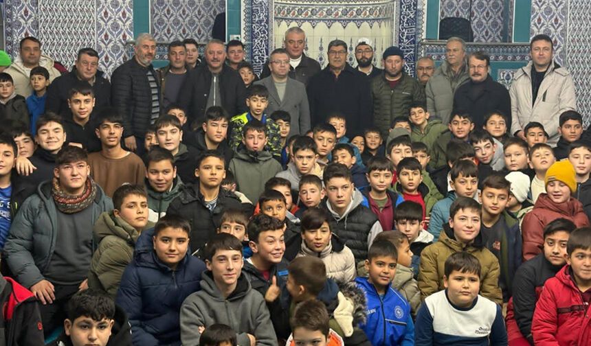 Savaştepe’de gençler camiyi doldurdu