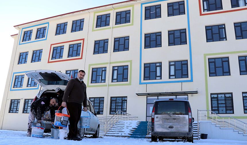 ŞEHİT OĞLUNUN ADININ VERİLDİĞİ OKULU BOYAYARAK EĞİTİME HAZIRLADI