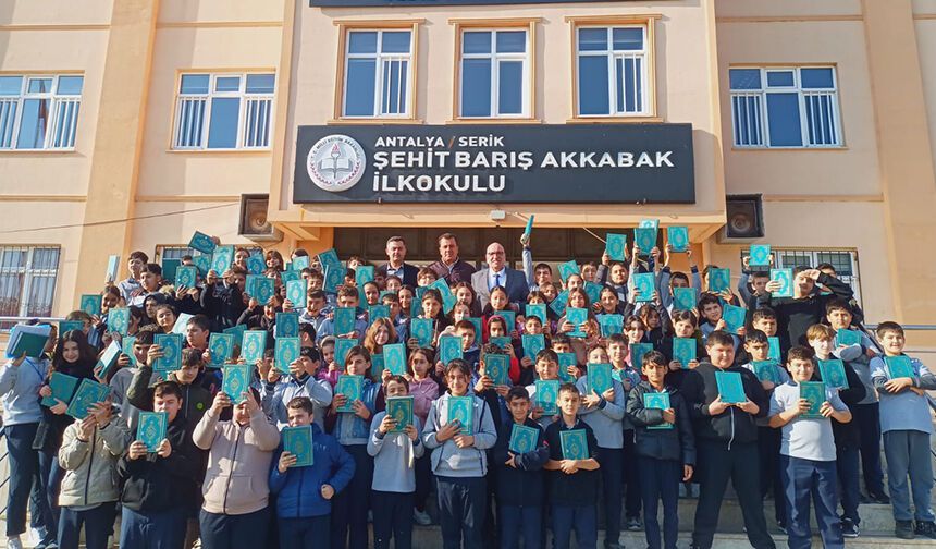 Serik’te öğrencilere Kur’an-ı Kerim hediye edildi