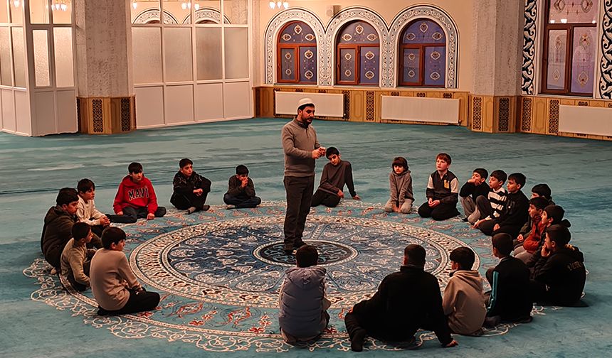 Tuşba'da çocuklar sömestr tatilinde camide buluşuyor