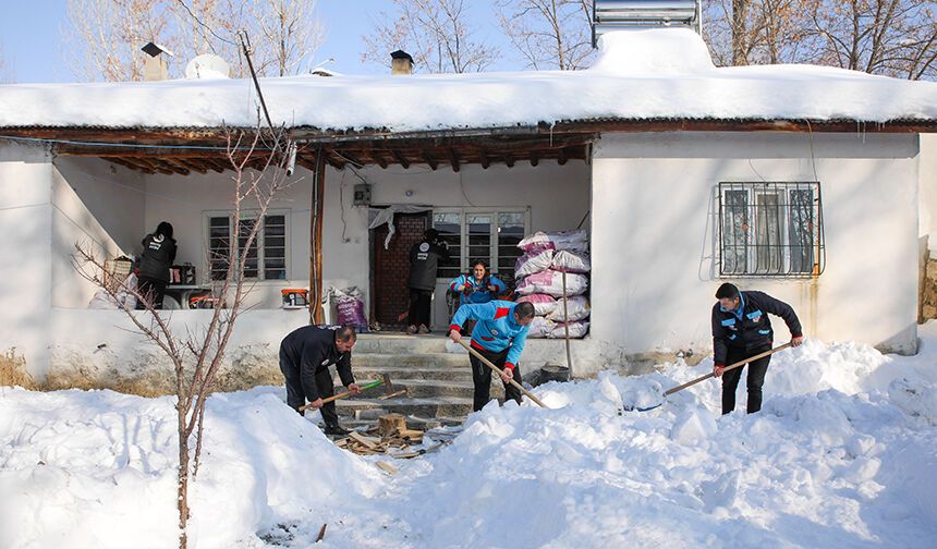 Vefa ekipleri kışın zor şartlarında ihtiyaç sahiplerinin yardımına koşuyor