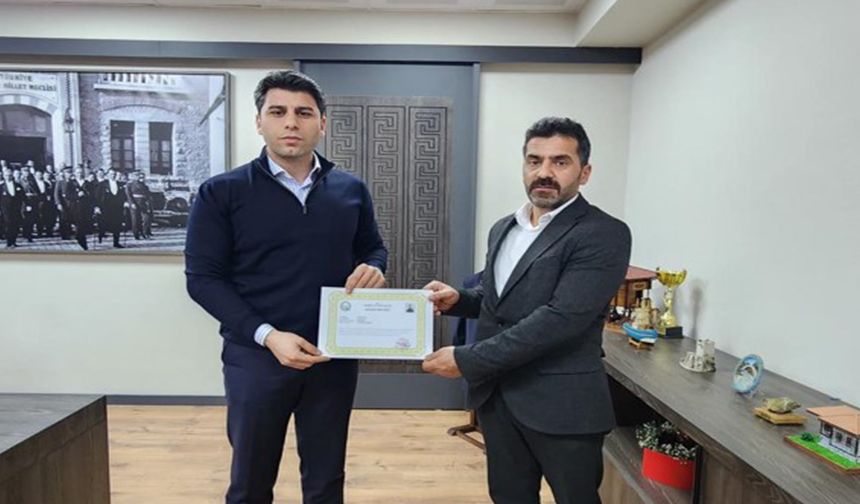 Din Görevlisi Aris, görev yaptığı camiyi hat sanatıyla süsledi