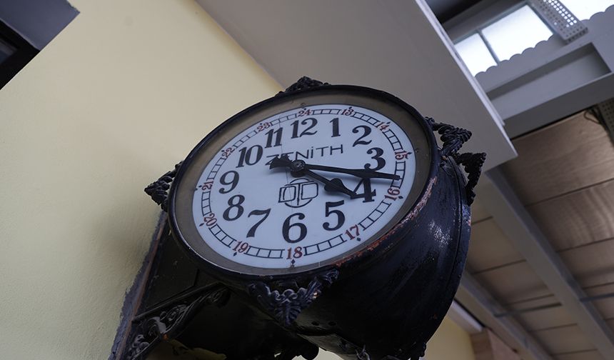 "ASRIN AFETİ"NDE DURAN SAAT 04.17'Yİ GÖSTERİYOR