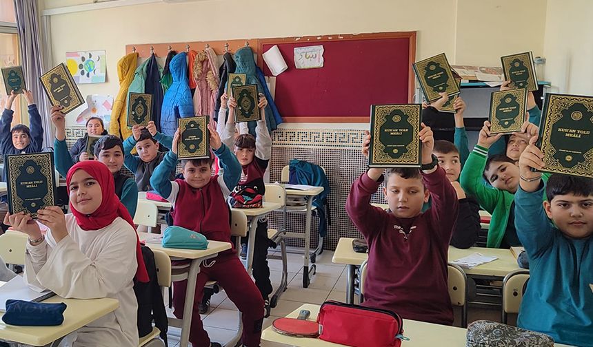 Anamur'da öğrencilere Kur'an hediye edildi