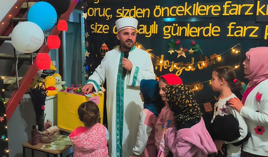 Anamur'da teravihe gelen çocuklara çeşitli ikramlar sunuluyor