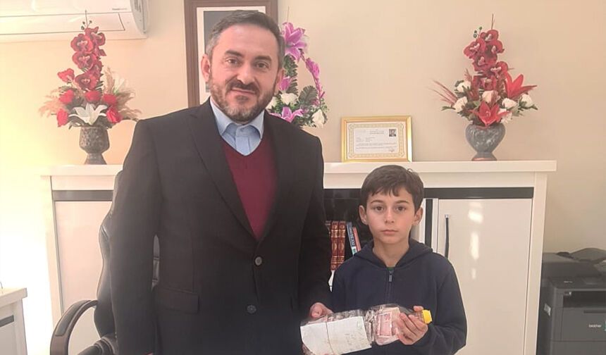 Biriktirdiği harçlıklarını Filistin için bağışladı