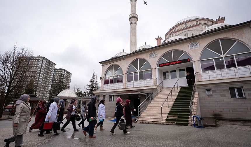 GÖNÜLLÜ KADINLAR, RAMAZAN ÖNCESİ CAMİLERİ TEMİZLİYOR