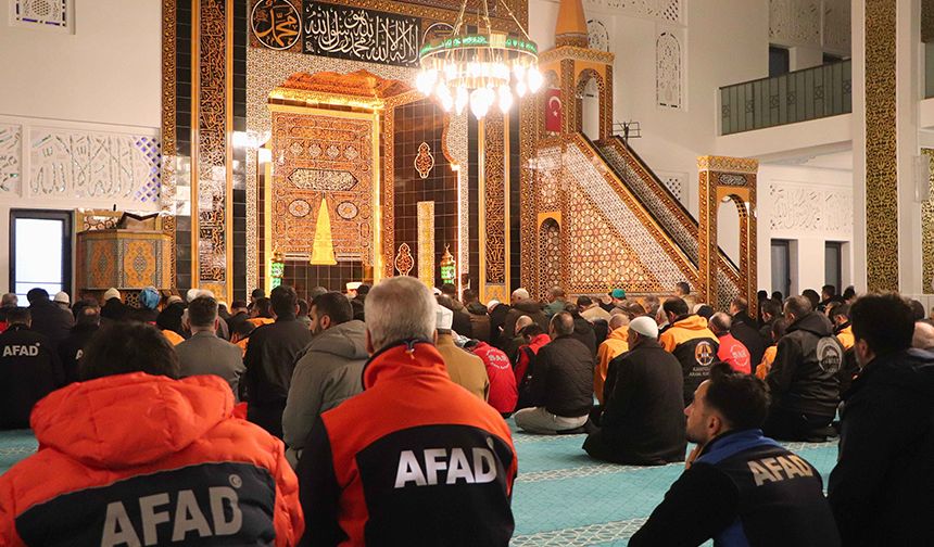 DEPREMLERİNİN ÜÇÜNCÜ YILINDA HATİMLER OKUNDU