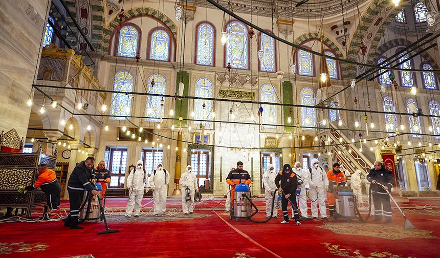 Fatih Camii gül suyu ile temizlenip ramazana hazırlandı