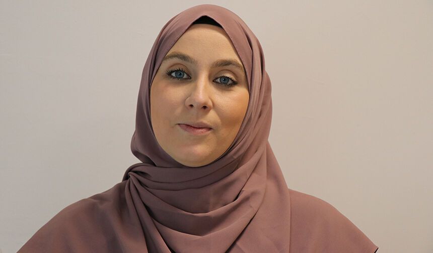 MÜSLÜMAN ARKADAŞININ NAMAZ İÇİN GÜNDE 5 KEZ MOLA VERMESİ DİKKATİNİ ÇEKTİ