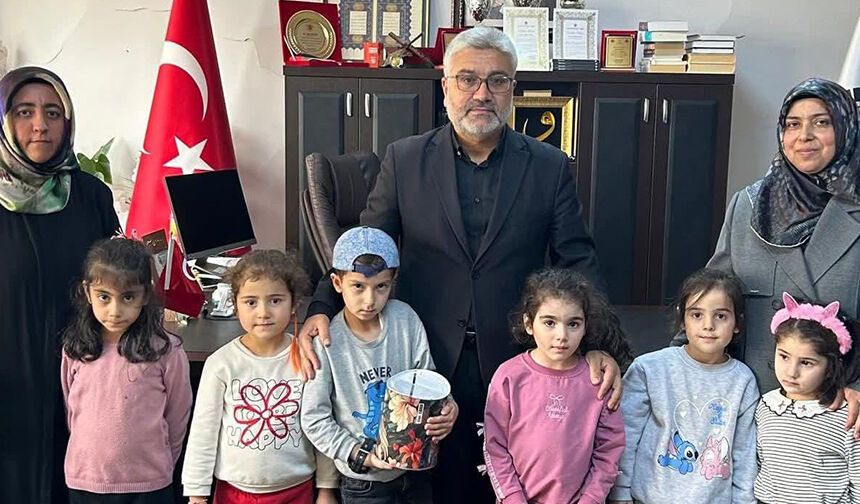 Besni'de minikler harçlıklarıyla Gazze'ye destek oldu