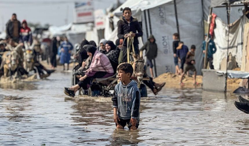 GAZZE'DE ÇADIRLAR SELE TESLİM