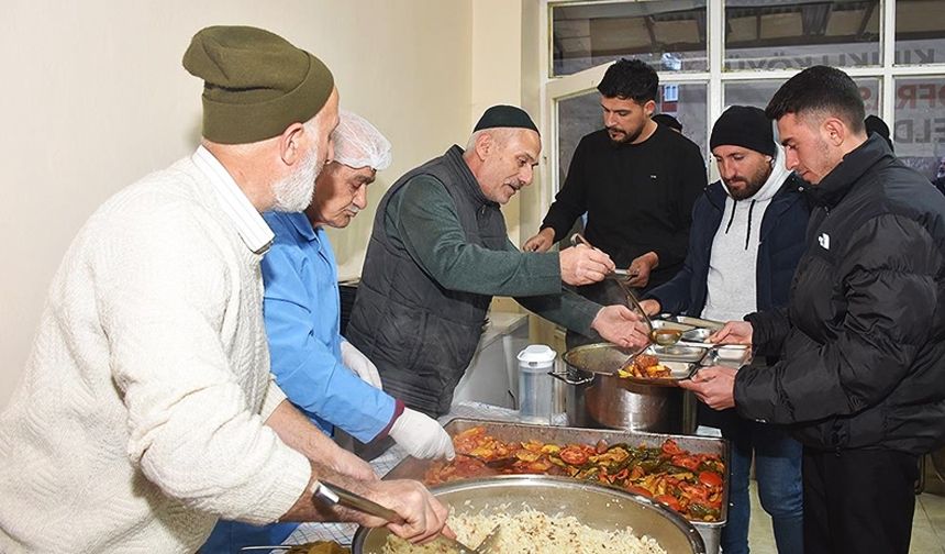 YOLDAN GEÇENLERE ORUÇ AÇTIRIYORLAR