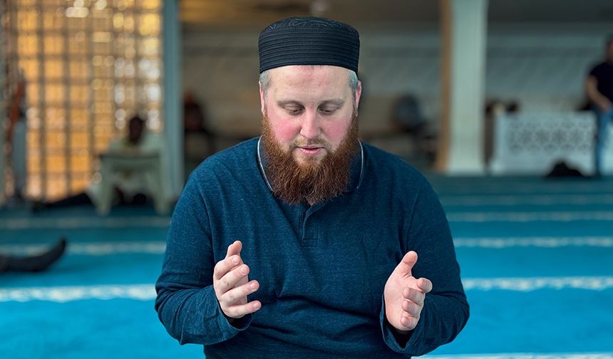 İNSANLAR, HAYATLARINDA BİR ANLAM ARIYOR VE BU ARAYIŞ ONLARI İSLAM’A GÖTÜRÜYOR