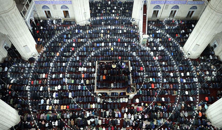 Ramazan ayının ilk teravih namazı kılındı