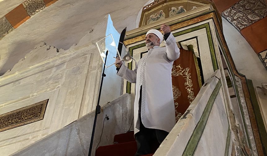 ESKİ CAMİ'DE KILIÇLA HUTBE GELENEĞİ SÜRÜYOR