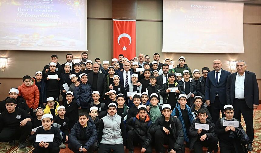 Malatya'da hafızlarla iftar sofrasında buluştu