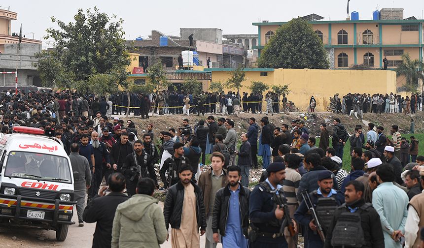 PAKİSTAN'DA CUMA NAMAZI SIRASINDA CAMİDE PATLAMA