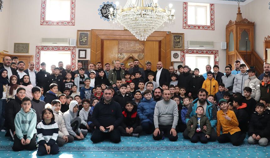 Sivas'ta 40 vakit camiye gelen çocuklar ödüllendirildi