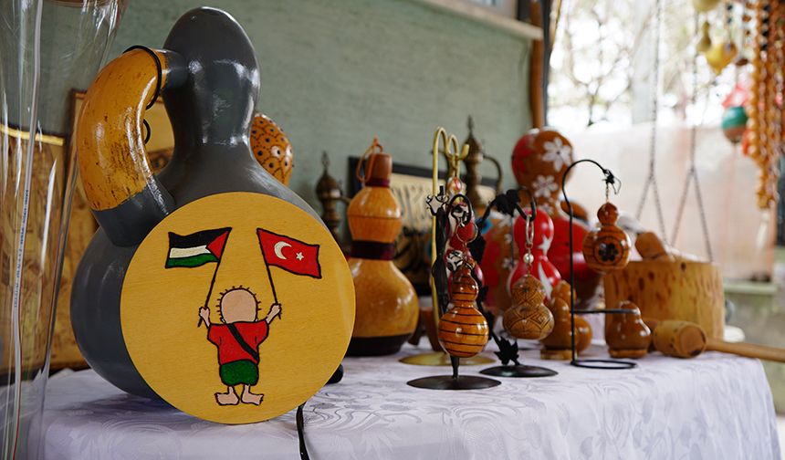 Su kabağını sanata dönüştürüyor