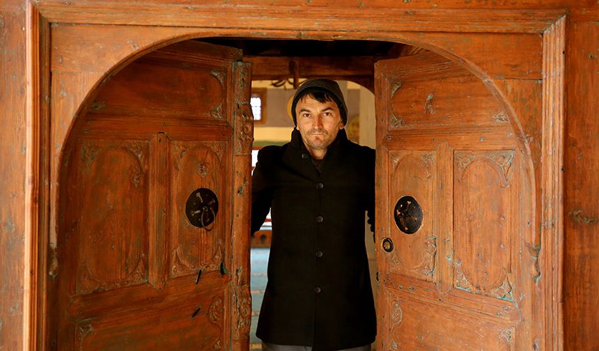 TARİHİ MAHALLE DİN GÖREVLİSİNE EMANET