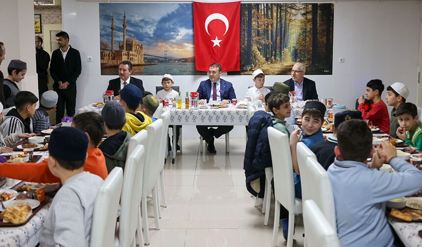 Bilecik Valisi Sözer, hafızlarla iftarda buluştu