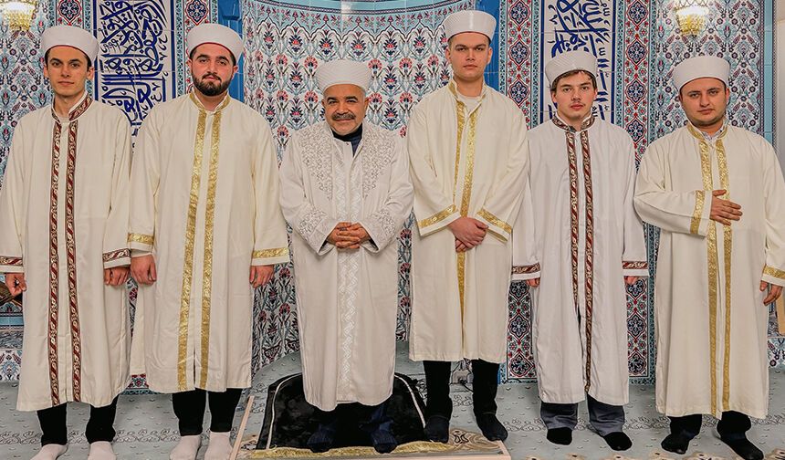 Üniversiteli gençler hatimle teravih geleneğini yaşatıyor