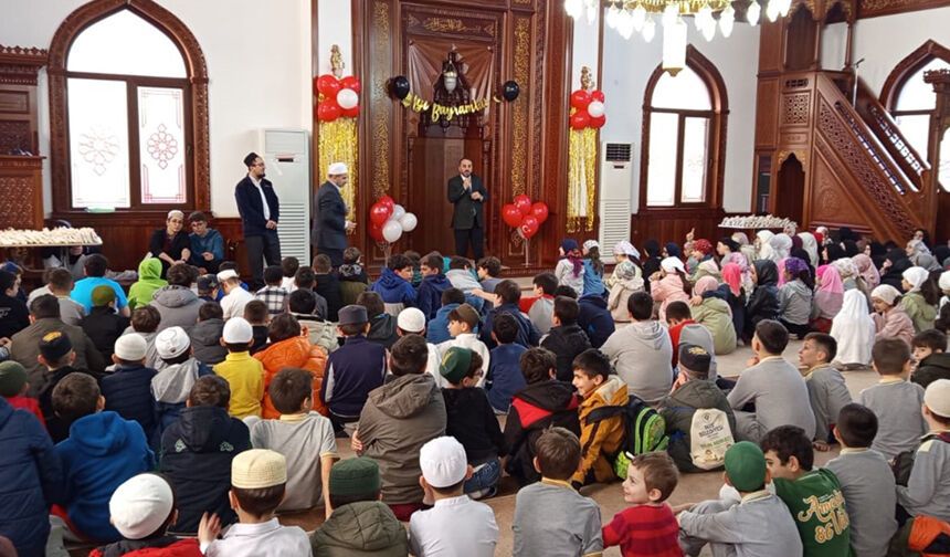 Rize'de gençler Mehmet Akif’i kitaplarla tanıdı