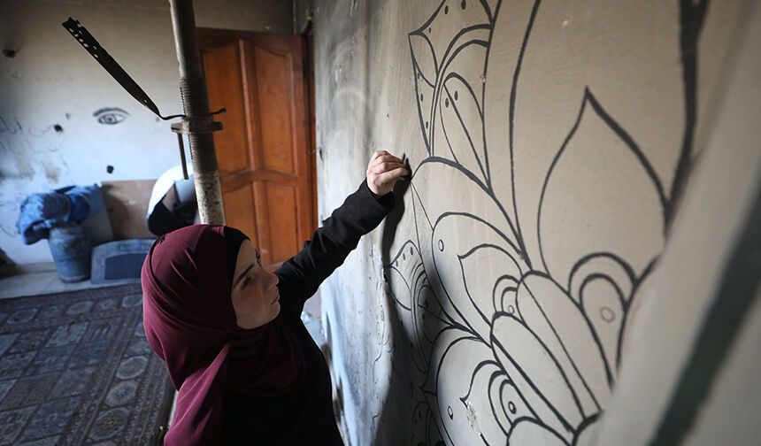 GAZZELİ KADIN ENGELİNE RAĞMEN RESİM YAPIYOR