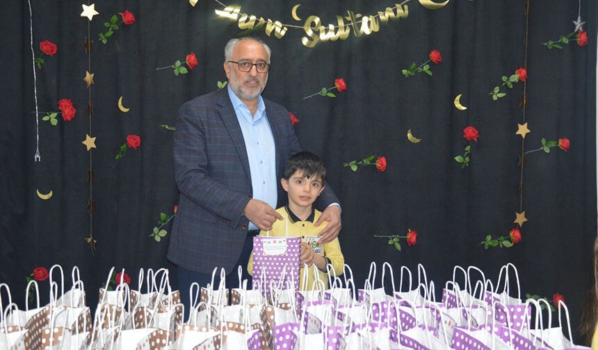 Ardahan'da çocuklara hediye dağıtıldı