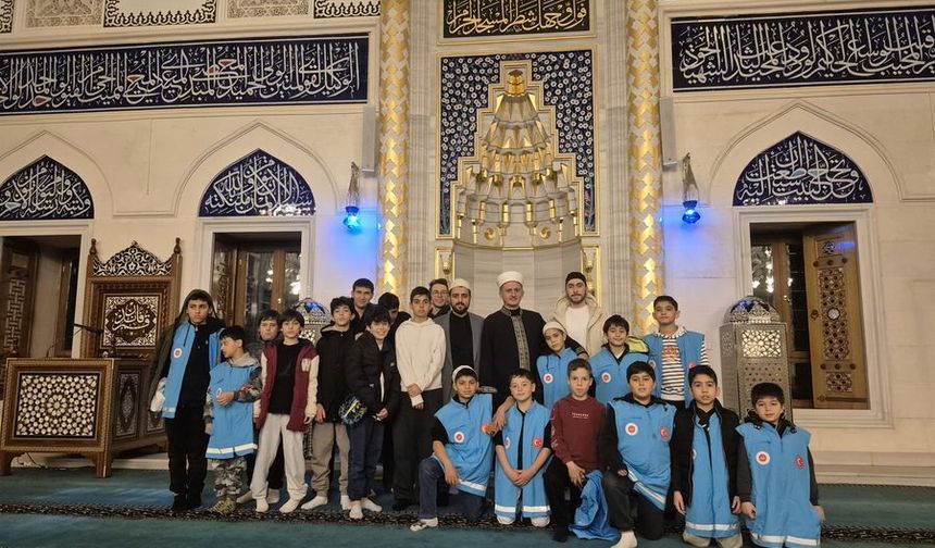 Ataşehir’de gençler müftülüğün iyilik sofrasında buluştu