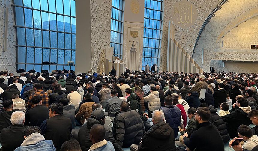 AVRUPA'DA MÜSLÜMANLAR CAMİLERE AKIN ETTİ