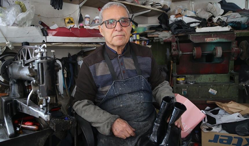 44 YILDIR AYAKKABI TAMİR EDİYOR